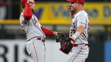 Brandon Drury y Mike Trout de los Angelinos de Los Ángeles celebran el triunfo del equipo ante los Medias Blancas de Chicago el lunes 29 de mayo del 2023. (AP Foto/Charles Rex Arbogast)