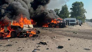 En esta imagen proporcionada por el Servicio Ucraniano de Emergencias se ve fuego en un lugar alcanzado por un bombardeo ruso en Pechenihy, región de Járkiv, Ucrania, el martes 18 de agosto de 2026. (Servicio Ucraniano de Emergencias via AP)