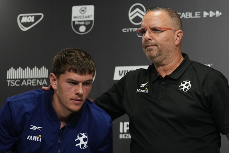 El jugador Ilay Feingold y el entrenador de Israel Ran Ben Simon abandonan la conferencia de prensa para elvpartido ante Israel de la Liga de Naciones el sábado 3 de octubre del 2026. (AP Foto/Darko Vojinovic)
