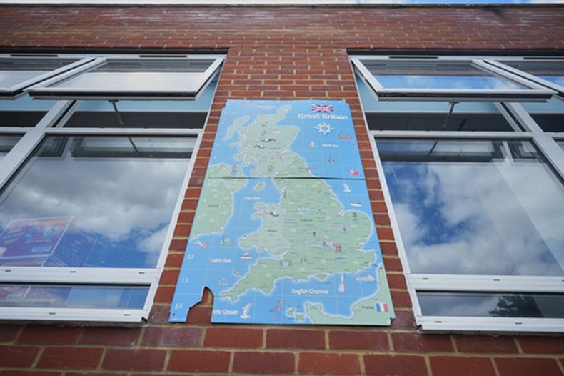Las ventanas abiertas en la Escuela Primaria Beaconsfield en Londres, el 1 de julio del 2026. (AP foto/Alastair Grant)
