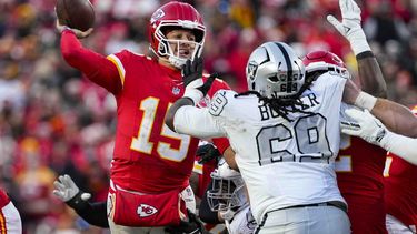 Patrick Mahomes (15), quarterback de los Chiefs de Kansas City, lanza un pase sobre Adam Butler (69), defensive tackle de los Raiders de Las Vegas, durante la segunda mitad del partido de la NFL del viernes 29 de noviembre de 2024, en Kansas City, Missouri. (AP Foto/Ed Zurga)