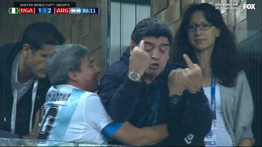 ¿que le paso a maradona? lluvia de criticas a su vergonzoso show en pleno partido de argentina