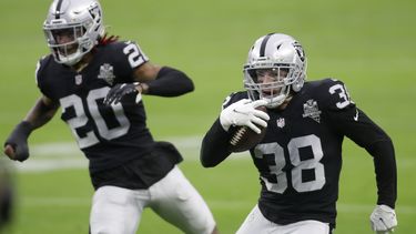 Defensa da triunfo a Raiders aprovechando errores de Broncos