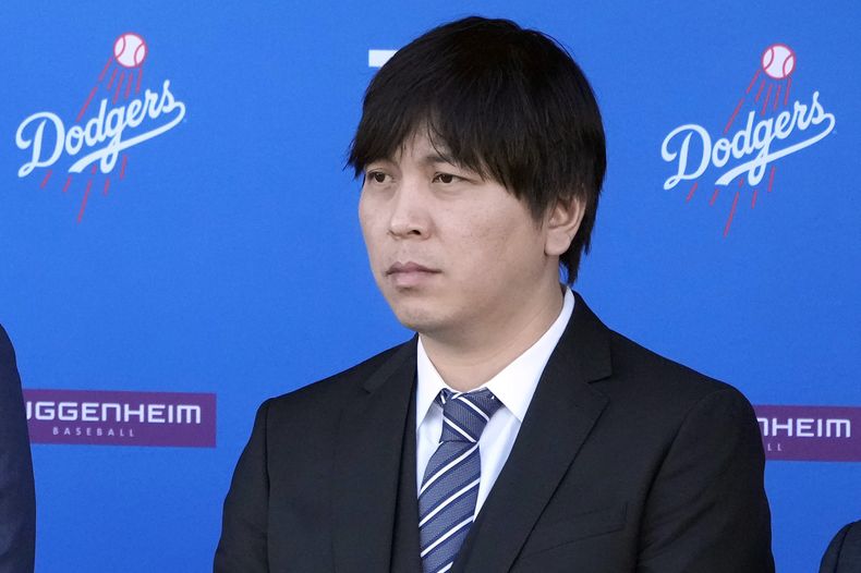 ARCHIVO - Ippei Mizuhara, intérrpete de Shohei Ohtani, escucha durante una conferencia de prensa, el jueves 14 de diciembre de 2023 en Los Ángeles (AP Foto/Marcio José Sánchez, archivo)