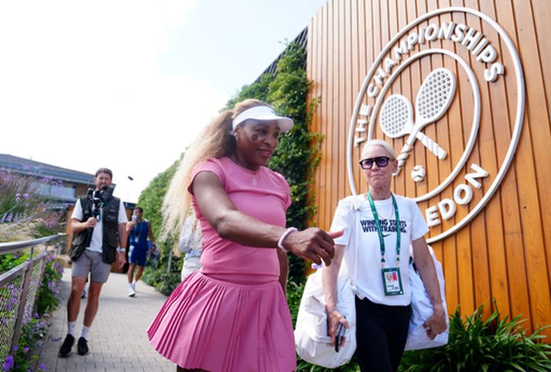 La estadounidense Serena Williams llega al All England Club antes de entrenar para el torneo de Wimbledon el martes 23 de junio del 2026. (John Walton/PA via AP)