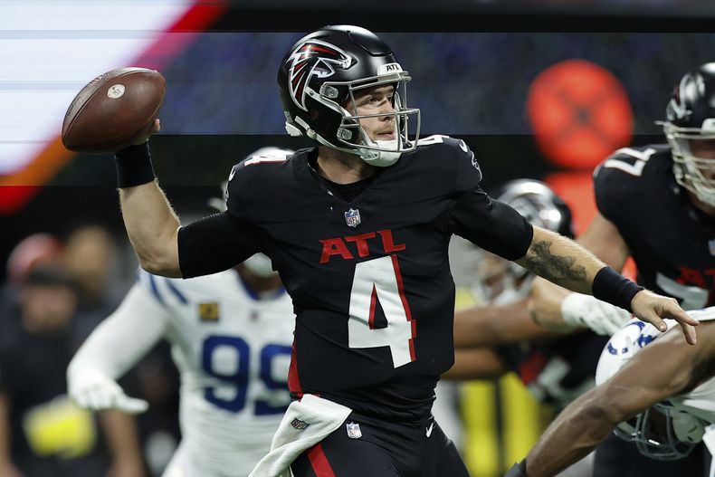 El quarterback de los Falcons de Atlanta Taylor Heinicke busca a quién lanzar el balón en el encuentro ante los Colts de Indianápolis de la NFL el domingo 24 de diciembre del 2023. (AP Foto/Alex Slitz)