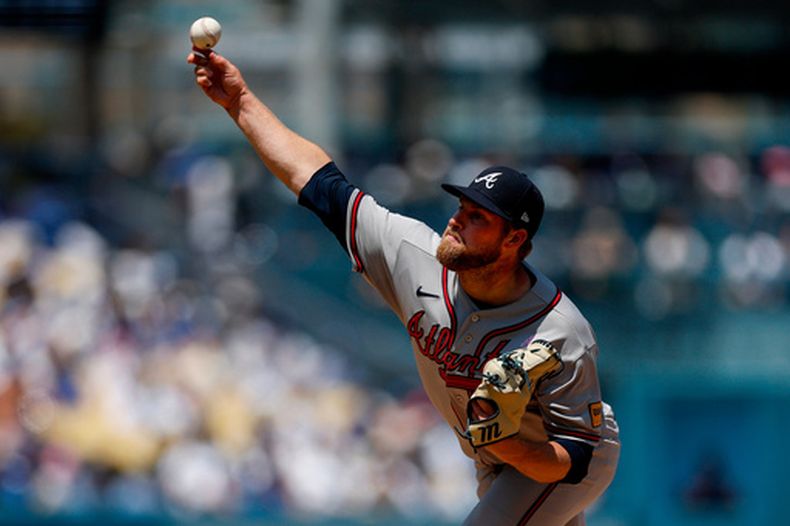 El lanzador abridor de los Bravos de Atlanta, Bryce Elder, realiza un lanzamiento hacia el plato durante la primera entrada de un partido de béisbol contra los Dodgers de Los Ángeles, el domingo 10 de mayo de 2026, en Los Ángeles. (Foto AP/Caroline Brehman)
