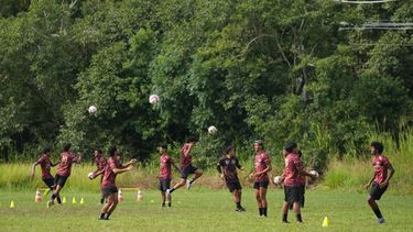 Los jugadores de Originarios, un nuevo club de fútbol en la quinta división de Río de Janeiro, durante un entrenamiento, el martes 28 de abril de 2026, en Marica, Brasil. (AP Foto/Silvia Izquierdo)