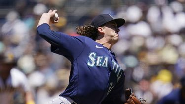 Gilbert llega a 10 triunfos; Marineros vencen 6-2 a Padres