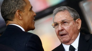 americateve | El controversial apretón de mano entre el presidente Barack Obama y Raúl Castro ha dado de qué hablar en Miami y en Washington.