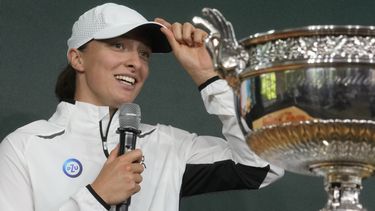 Iga Swiatek, campeona reinante del Abierto de Francia, durante el sorteo de los cuadros del torneo, el jueves 25 de mayo de 2023. (AP Foto/Thibault Camus)