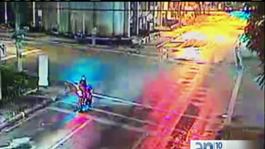la policia revelo un video de vigilancia del momento en que un motociclista fue impactado por un auto