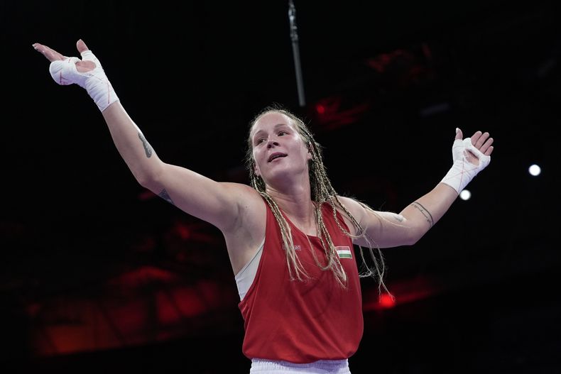 La húngara Anna Hamori celebra su triunfo sobre la australiana Marissa Williamson en su combate de peso wélter de los Juegos Olímpicos, el jueves 1 de agosto de 2024, en Villepinte, Francia. (AP Foto/John Locher)