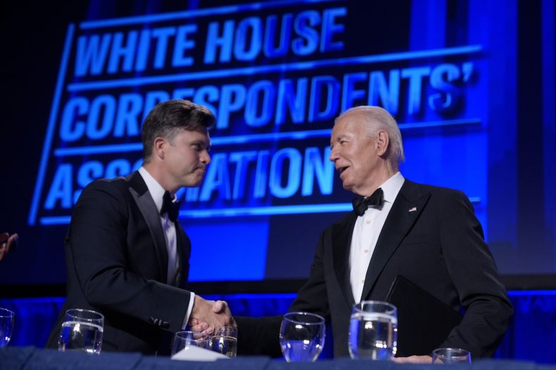 El presidente de Estados Unidos, Joe Biden, presenta a Colin Jost en la cena de la Asociación de Corresponsales de la Casa Blanca en el hotel Washington Hilton, el sábado 27 de abril de 2024 en Washington. (AP Foto/Manuel Balce Ceneta)