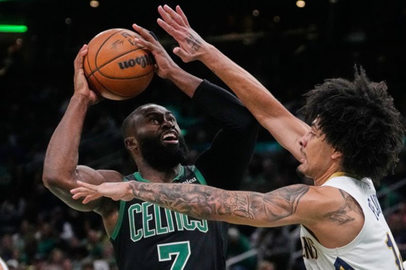 Jaylen Brown (7), guardia de los Celtics de Boston, se dirige hacia la canasta ante la defensa de Micah Peavy (derecha), guardia de los Pelicans de Nueva Orleans, durante la segunda mitad de un juego de baloncesto de la NBA, el viernes 10 de abril de 2026, en Boston. (Foto AP/Charles Krupa)