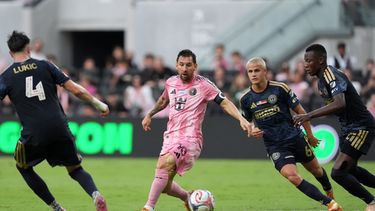 El delantero del Inter Miami, Lionel Messi (10), bajo la presión del mediocampista del Philadelphia Union, Jovan Lukic (4), el mediocampista Cavan Sullivan (6) y el mediocampista Danley Jean Jacques (21), durante el primer tiempo de un partido de fútbol de la MLS, el domingo 24 de mayo de 2026, en Miami. (Foto AP/Rebecca Blackwell)