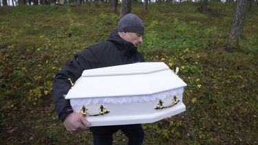 Entierran a bebé iraquí durante crisis migratoria de Polonia