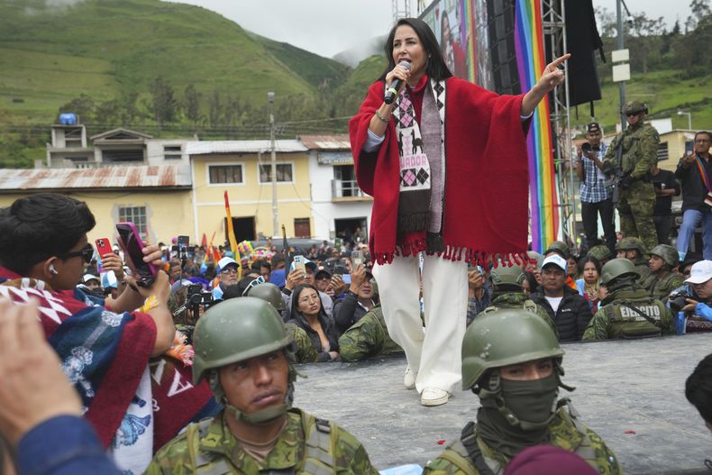 La candidata presidencial Luisa González pronuncia un discurso en un mitin tras recibir el apoyo de organizaciones indígenas durante una manifestación en Tixán, Ecuador, el domingo 30 de marzo de 2025. (Foto AP/Dolores Ochoa)