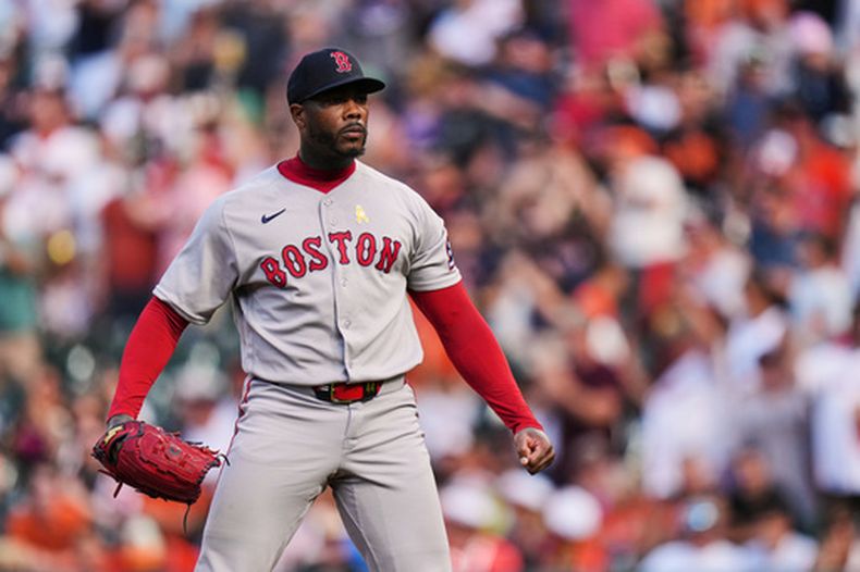 El lanzador cubano de Medias Rojas de Boston, Aroldis Chapman reacciona tras ponchar a Christian Encarnación-Strand, de los Orioles de Baltimore, durante la novena entrada del juego de béisbol, el domingo 6 de septiembre de 2026, en Baltimore. (AP Foto/Stephanie Scarbrough)