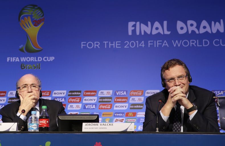 El presidente de la FIFA, Joseph Blatter, izquierda, y el secretario general Jerome Valcke, participan en una rueda de prensa el jueves, 5 de diciembre de 2013, en Costa do Sauipe, Brasil. (AP Photo/Andre Penner)