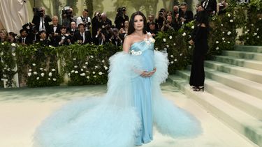 Lea Michele llega a la gala benéfica del Instituto del Vestido del Museo Metropolitano de Arte para celebrar la inauguración de la exposición Sleeping Beauties: Reawakening Fashion el lunes 6 de mayo de 2024, en Nueva York. (Foto Evan Agostini/Invision/AP)