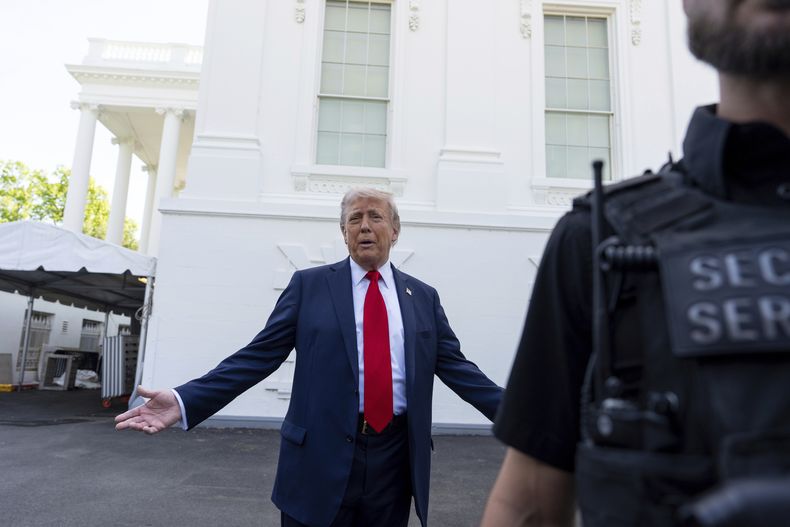 El presidente de EEUU, Donald Trump, habla con reporteros en la Casa Blanca, en Washington, el miércoles 23 de abril de 2025. (AP Foto/Alex Brandon)
