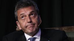 ARCHIVO - Sergio Massa, ministro de Economía argentino y precandidato presidencial del oficialismo, en conversatorio en la exposición anual de la Sociedad Rural como parte de su campaña en Buenos Aires, Argentina, el lunes 24 de julio de 2023. El ministro y candidato oficialista a la presidencia argentina viajó a Washington e informó el martes 22 de agosto de 2023 que el Banco Mundial y el Banco Interamericano de Desarrollo concedieron al país financiamiento extraordinario para lo que queda de año por 1.300 millones de dólares. (AP Foto/Natacha Pisarenko, Archivo)