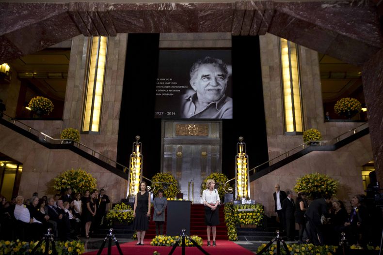 Una gran imagen del difunto Nobel de Literatura colombiano Gabriel Garc&iacute;a M&aacute;rquez durante una ceremonia en su honor, en el Palacio de Bellas Artes de la Ciudad de M&eacute;xico, el lunes 21 de abril del 2014. Las cenizas del autor. Sobre un