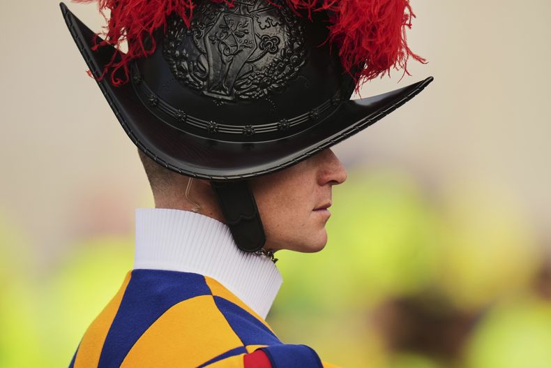 Un guardia suizo se ve de pie antes de una misa para voluntarios liderada por el cardenal Michael Czerny, delegado del papa Francisco en la plaza de San Pedro del Vaticano, el domingo 9 de marzo de 2025. (AP Foto/Francisco Seco)