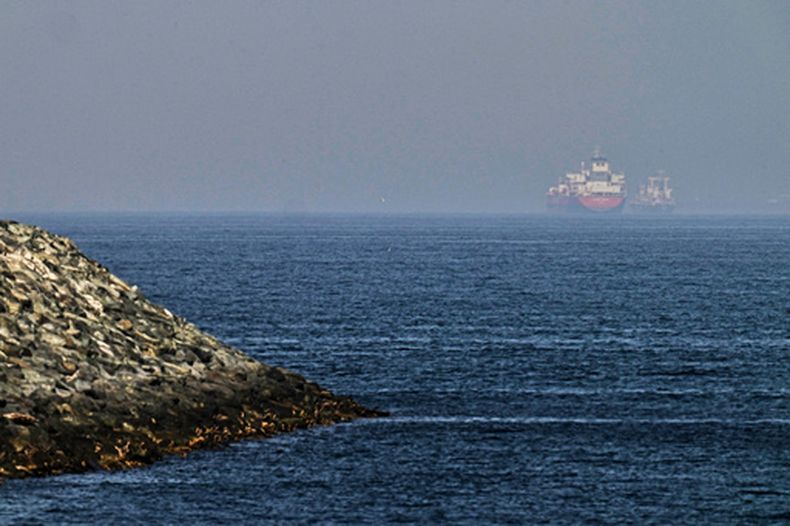 Cargueros se ven en el mar cerca del estrecho de Ormuz, vistos desde una costa rocosa cerca de Khor Fakkan, Emiratos Árabes Unidos, el viernes 1 de mayo de 2026. (AP Foto/Fatima Shbair)