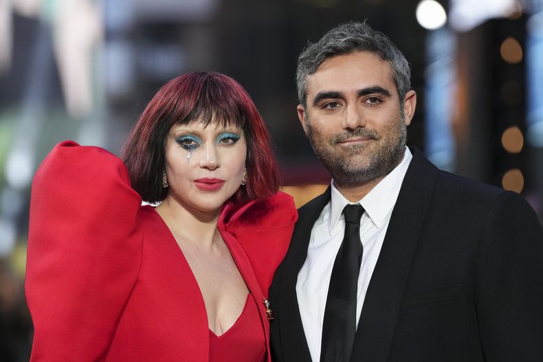 Lady Gaga y su prometido Michael Polansky posan para los fotógrafos en la premier de la cinta Joker: Folie à Deux, el miércoles 25 de septiembre de 2024, en Londres. (Foto por Scott A Garfitt/Invision/AP)