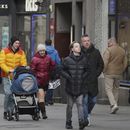 Personas caminan en una calle de Helsinki, Finlandia, el sábado 15 de marzo de 2025. (AP Foto/Sergei Grits)