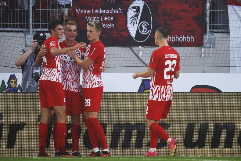 Philipp Lienhart (segundo a la izquierda) celebra junto su anotación a sus compañeros del Friburgo durante el partido ante el FC Augsburg en el Europa-Park Stadion, en Friburgo, Alemania, por la Liga Alemana, domingo 1 de octubre del 2023. (Philipp von Ditfurth/dpa via AP)