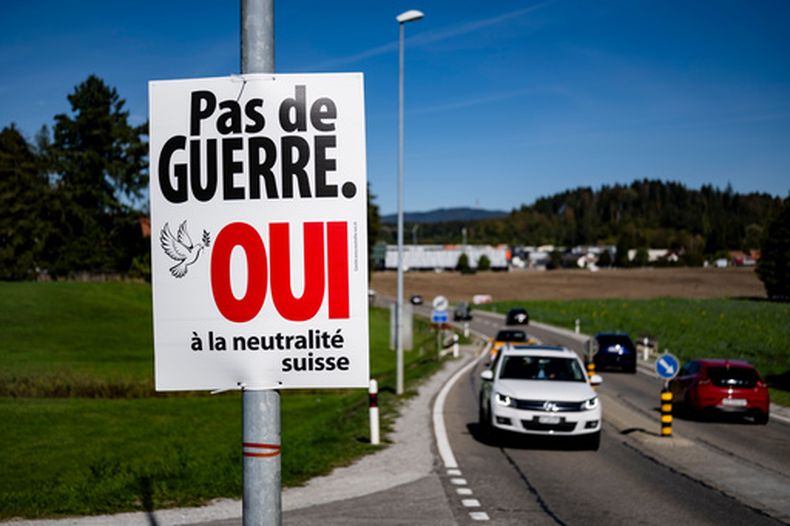 Un afiche sobre el referendo dice “No a la guerra, sí a la neutralidad suiza”, cerca de Epagny, Suiza, el 25 de septiembre del 2026. (Jean-Christophe Bott/Keystone via AP)