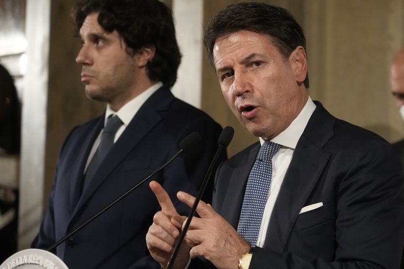 ARCHIVO - Giuseppe Conte habla con los medios en el Palacio Presidencial Quirinale tras reunirse con el presidente italiano Sergio Mattarella, en Roma, el 20 de octubre de 2022. (AP Foto/Gregorio Borgia, archivo)
