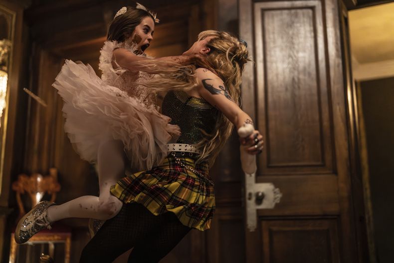 En esta imagen proporcionada por Universal Pictures, Alisha Weir y Kathryn Newton en una escena de Abigail. (Bernard Walsh/Universal Pictures via AP)