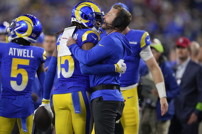El wide receiver de los Rams de Los Ángeles Demarcus Robinson (15) celebra su recepción para anotación con el entrenador en jefe Sean McVay durante la primera mitad del juego de la NFL ante los Saints de Nueva Orleans, el jueves 21 de diciembre de 2023, en Inglewood, California. (AP Foto/Ashley Landis)