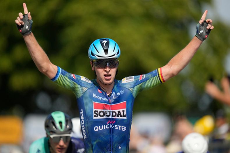 El belga Tim Merlier celebra al cruzar la línea de meta para ganar la octava etapa de la carrera ciclista del Tour de Francia, con inicio en Périgueux y meta en Bergerac, Francia, el sábado 11 de julio de 2026. (Foto AP/Mosaab Elshamy)