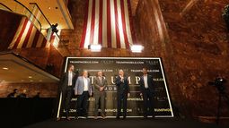 Eric Trump, Don Hendrickson, Eric Thomas, Patrick OBrien y Donald Trump Jr., de izquierda a derecha, participan en la presentación de Trump Mobile, en la Torre Trump de Nueva York el lunes 16 de junio de 2025. (AP Foto/Richard Drew)