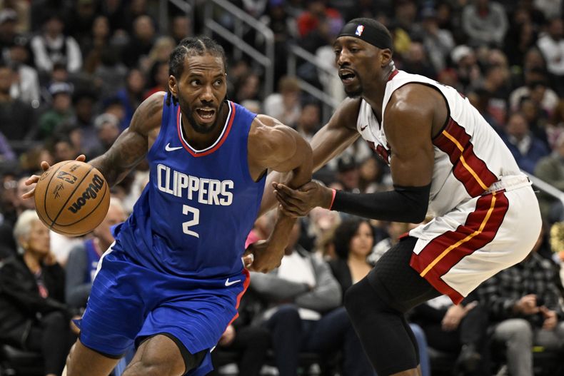 Kawhi Leonard (2) de los Clippers de Los Ángeles supera a Bam Adebayo del Heat de Miami durante un partido entre ambos equipos, el lunes 1 de enero de 2024, en Los Ángeles. (AP Foto/Alex Gallardo)