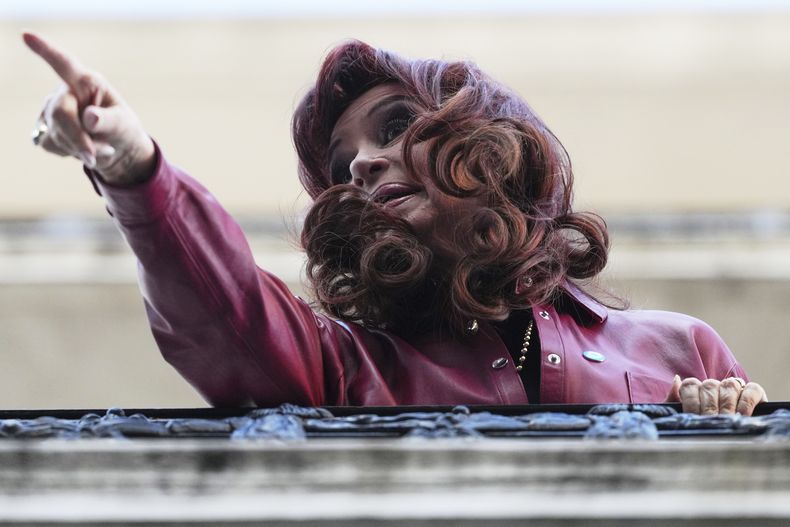 La expresidenta argentina Cristina Fernández señala a sus seguidores desde el balcón de su domicilio dos días después de que la Corte Suprema ratificó la condena de prisión en su contra por un caso de corrupción en Buenos Aires, Argentina, jueves 12 de junio de 2025. (AP Foto/Natacha Pisarenko)