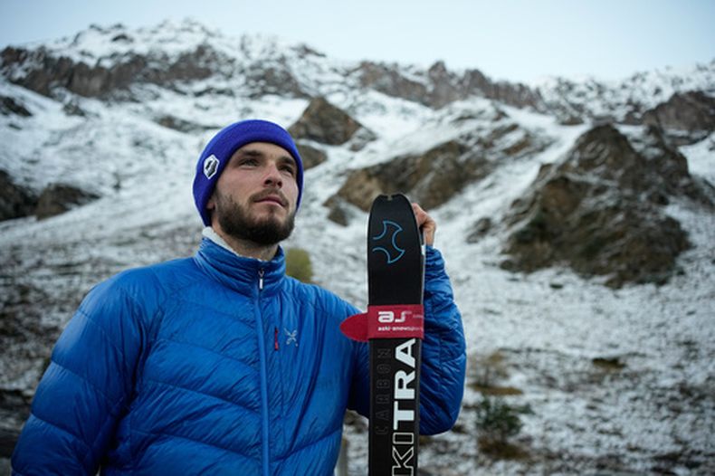 El esquiador ruso Nikita Filippov posa al ser entrevistado por The Associated Press en las faldas del Monte Elbrus, el miércoles 29 de octubre de 2025. (AP Foto/Pavel Bednyakov)