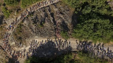 La marcha en conmemoración del 30mo aniversario de la masacre de Srebrenica, en Nezuk, Bosnia, el 8 de julio del 2025. (AP foto/Armin Durgut)