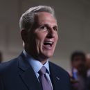 El presidente de la Cámara de Representantes, el republicano Kevin McCarthy, habla con la prensa después de una reunión a puertas cerradas con miembros de su bloque después que uno de ellos, Matt Gaetz, presentó una moción para despojar a McCarthy de su función presidencial, en el Capitolio, Washington, martes 3 de octubre de 2023. (AP Foto/J. Scott Applewhite)