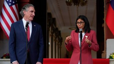 La presidenta interina de Venezuela, Delcy Rodriguez, derecha, realiza un pronunciamiento conjunto con el secretario del Interior de Estados Unidos, Doug Burgum, en el palacio presidencial de Miraflores en Caracas, Venezuela, el miércoles 4 de marzo de 2026. (AP Foto/Ariana Cubillos)