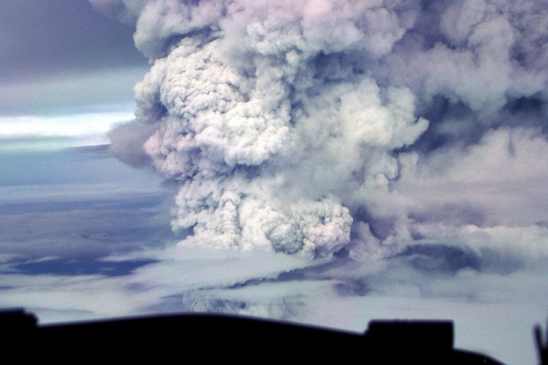 Una nube de vapor y ceniza volcánica se eleva durante una erupción del monte Ulawun, visto desde 30.000 pies de altura el 30 de abril de 2001. Las autoridades bajaron el nivel de alerta por el volcán más alto de Papúa Nueva Guinea, el 21 de noviembre de 2023 y descartó un tsunami al día siguiente de que comenzara la erupción. (Klaus Wermuth/AAP Image via AP)