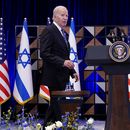 ARCHIVO - El presidente Joe Biden se dirige al podio para hablar sobre la guerra entre Israel y Hamás después de una reunión con el primer ministro israelí Benjamin Netanyahu, 18 de octubre de 2023 en Tel Aviv, Israel. (AP Foto/Evan Vucci, File)