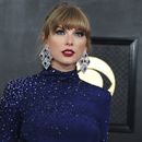 ARCHIVO - Taylor Swift llega a la 65a entrega anual de los premios Grammy el domingo 5 de febrero de 2023 en Los Ángeles. Una mujer a la que previamente se le advirtió que se mantuviera alejada de la casa de Swift en Rhode Island fue arrestada el lunes frente a la propiedad a la orilla del mar, dijo la policía. (Foto Jordan Strauss/Invision/AP, archivo)