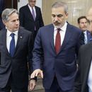 El secretario de Estado estadounidense Antony Blinken, izquierda, camina junto al canciller turco Hakan Fidan el lunes 6 de noviembre de 2023, en Ankara. (Jonathan Ernst/Foto compartida vía AP)