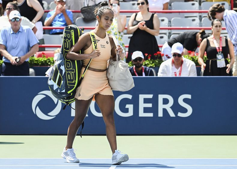 La canadiense Leylah Fernandez sale de la cancha tras perder en la primera ronda del Abierto de Montreal ante la australiana Maya Joint el martes 29 de julio del 2025. (Graham Hughes/The Canadian Press via AP)